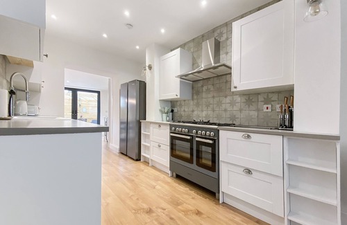 Rhyd-y-clafdy House | NEW LISTING-Beautifully presented 5 bedroom,4 bathroom+hot tub S/C accommodation