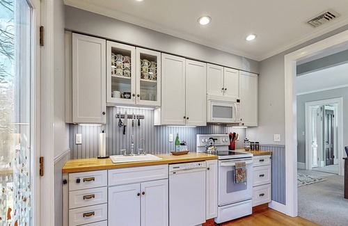 Stevenson Apartment | New Listing, Beautiful Victorian Apartment 2 beds, 1 bath,