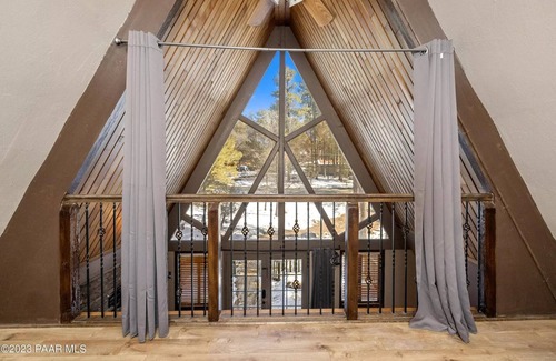 Groom Creek Cabin | New Listing - Cozy A-Frame cabin in adorable Mt neighborhood just 12 min to DT!