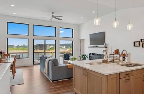 New Lisbon House | New Listing Direct Access to Sunset Lake 5BR Home Arcade Games, Grill Patio/deck