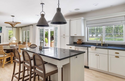 Northwest Harbor House | NEW LISTING Elegant Designer Home Pool, Loft, Beaches & Village Nearby