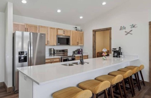 New Lisbon House | New Listing Lakeside Beach Sleeps 15+ Pet friendly Firepit, Grill, Kayaks, Games