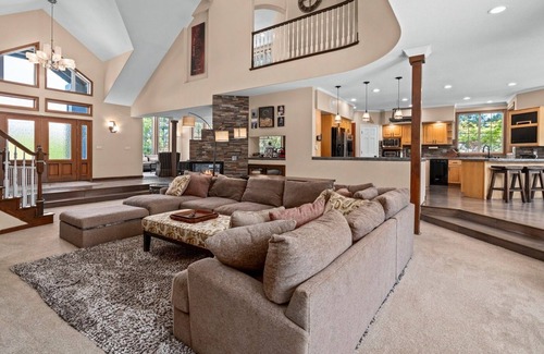Reno House | New Listing! Luxurious Custom Home, with Outdoor Entertainment Area,and Hot Tub!