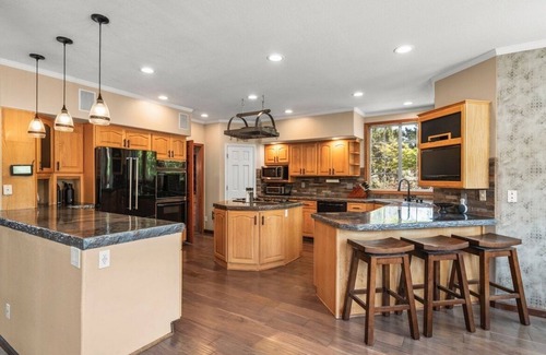 Reno House | New Listing! Luxurious Custom Home, with Outdoor Entertainment Area,and Hot Tub!