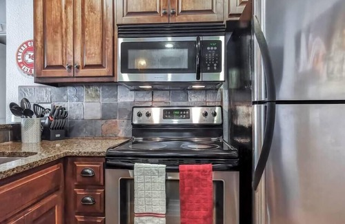 Plaza Westport Condo | New Listing Luxury King Plaza