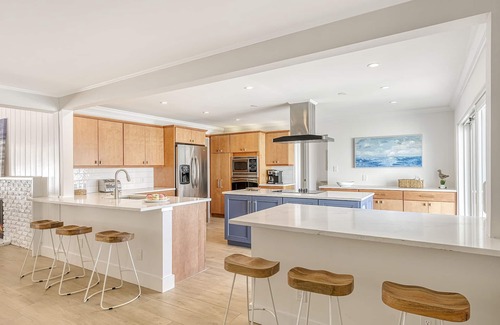 Saint Armands Key House | New Listing! Manatee Cove | Waterfront Home on Lido Key, 30 Second Walk to St. Armands Circle!