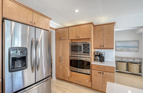 Saint Armands Key House | New Listing! Manatee Cove | Waterfront Home on Lido Key, 30 Second Walk to St. Armands Circle!