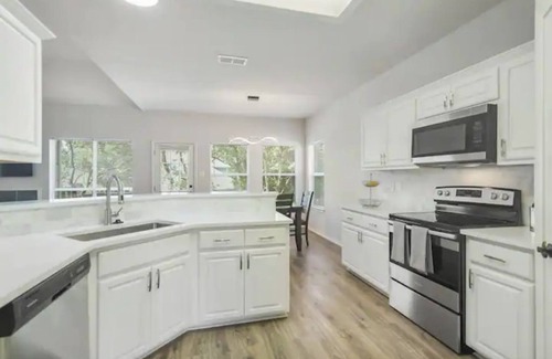 North San Antonio - SAT House | NEW LISTING Midtown home w pool, relax & have fun