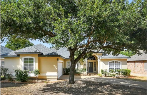 North San Antonio - SAT House | NEW LISTING Midtown home w pool, relax & have fun