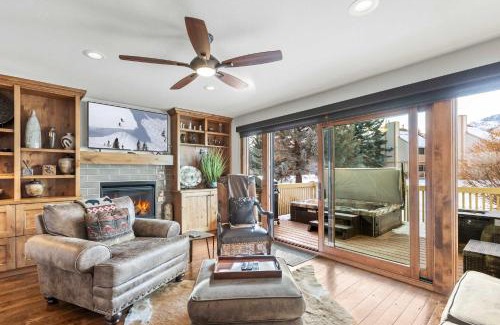 Park Meadows House | New Listing Modern Pet Friendly Retreat with Hot Tub Fireplace