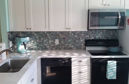 New Port Richey Condo | NEW LISTING: Quiet 2-bdrm 2-bath condo by golf course.