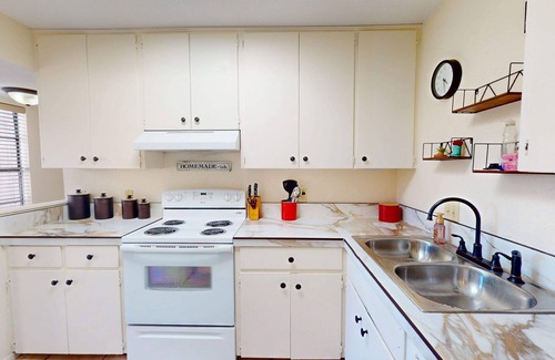 Midland House | NEW LISTING Right At Home-Midland Cowboy Siesta Corner Lot w/Patio & Cov'd Park