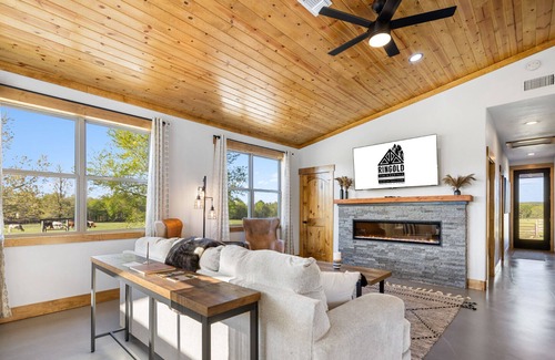 Swink Cabin | NEW LISTING Rustic meets modern, secluded and quiet, private pond for fishing