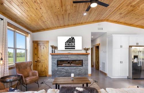 Swink Cabin | NEW LISTING Rustic meets modern, secluded and quiet, private pond for fishing