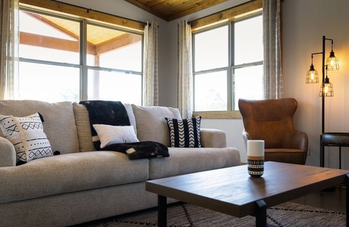 Swink Cabin | NEW LISTING Rustic meets modern, secluded and quiet, private pond for fishing