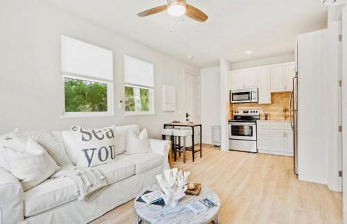 Gillespie Park Apartment | NEW LISTING Sarasota Pet-friendly 1 Bedroom Apartment