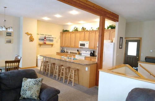 Silver Lake Cottage | New Listing! Sleeps 15+. Spacious Cottage close to Silver Lake