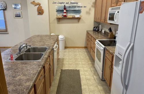 Silver Lake Cottage | New Listing! Sleeps 15+. Spacious Cottage close to Silver Lake