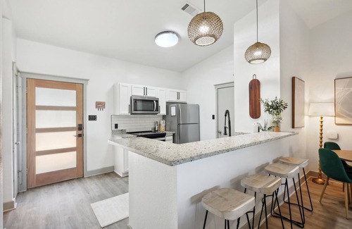 Graford House | New listing! *Sunshine Retreat: lakeview, fire pit, community pool