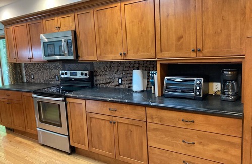 Union Pier House | NEW LISTING—-UNION PIER PERFECTION—HOT TUB, FIRE PIT, WALK TO LAKE!