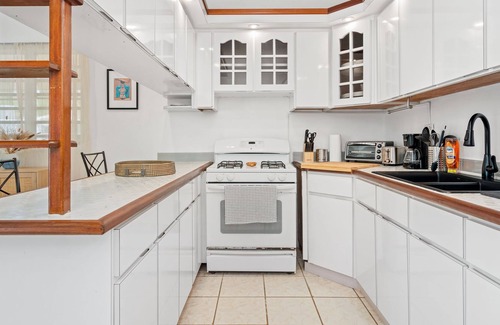 Cerro Gordo House | NEW LISTING! Walk to Cerro Gordo Beach, 3b House with yard by RedAwning