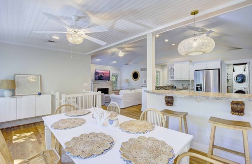 Epping Forest Cottage | NEW LISTING! Waterfront cottage, hot tub, fire pit, gated community, pier, kayak