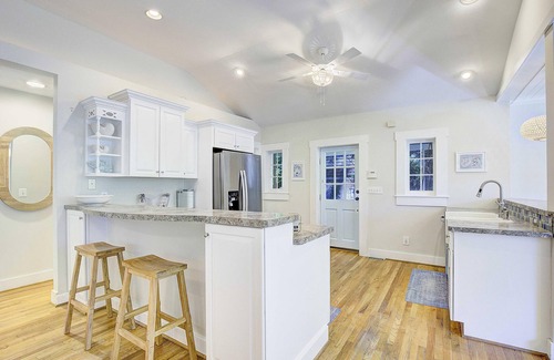 Epping Forest Cottage | NEW LISTING! Waterfront cottage, hot tub, fire pit, gated community, pier, kayak