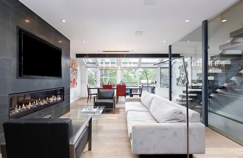 Aspen House | New Listing West End Jewel - Steps to bus to 4 ski areas 4860