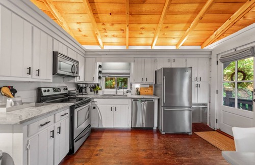 Cherry Log House | *NEW*Little Cub Cabin* Views | Pets | Couples