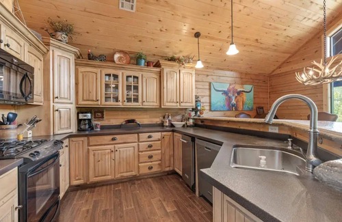 Eucha House | NEW! Lodge Style Grand Lake 6-bedroom Cabin & Private Dock. Great for families.