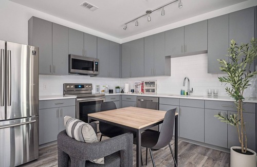 Old Fourth Ward Condo | New Loft Penthouse Roof Balcony Washer Dryer 542Blvd401