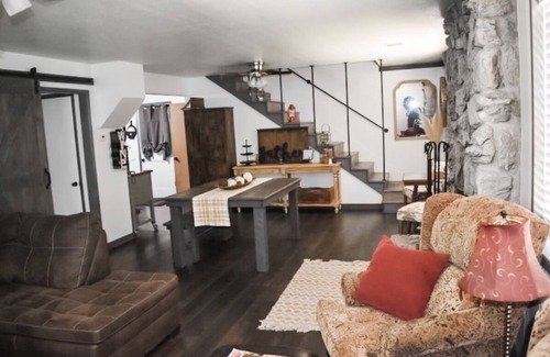 Mi-Wuk Village Cabin | NEW-Lofty Pair Cabin Retreat : Lakes,Casinos,Skiing & More!