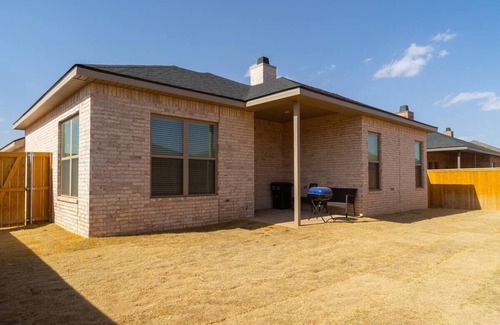 Lubbock House | New Long Term Stays Modern 4BR 2B 1 Car Garage Sleeps 10