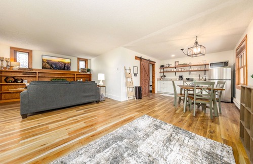 Montrose House | New! Lovely 1BR. Walk to Main St