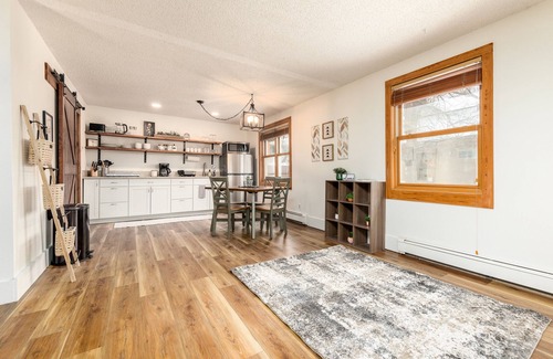 Montrose House | New! Lovely 1BR. Walk to Main St