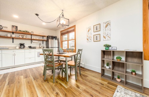 Montrose House | New! Lovely 1BR. Walk to Main St