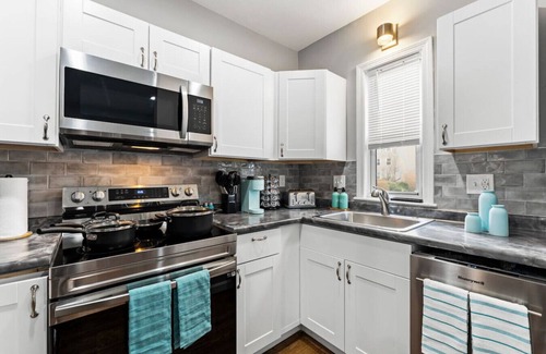 Upham's Corner Apartment | NEW! LUX 3BR w/400 Mbps Wifi | ROKU TV & Games!