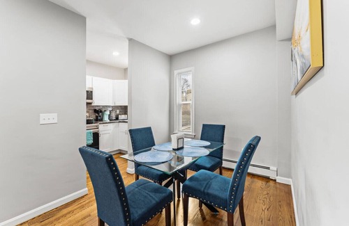 Upham's Corner Apartment | NEW! LUX 3BR w/400 Mbps Wifi | ROKU TV & Games!