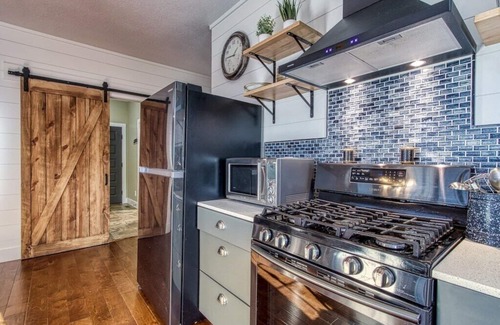 Walland Cabin | New LUX 4BR w views! Hot Tub + Media Room