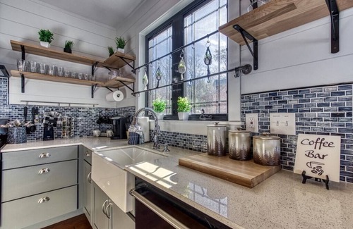 Walland Cabin | New LUX 4BR w views! Hot Tub + Media Room
