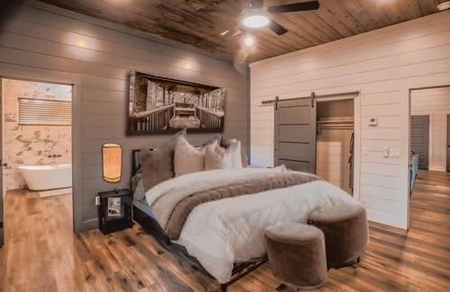 Hochatown Cabin | NEW LUX CABIN IN HOCHATOWN! 3 Bed, 3 Bath, HotTub, XL porches, WIFI, Fireplaces