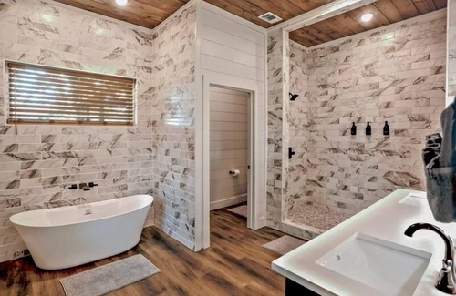 Hochatown Cabin | NEW LUX CABIN IN HOCHATOWN! 3 Bed, 3 Bath, HotTub, XL porches, WIFI, Fireplaces