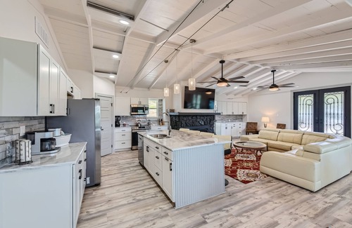 Pedernales Bend House | New Lux House: Swim Spa, Views, Pet-Friendly, Near Lake