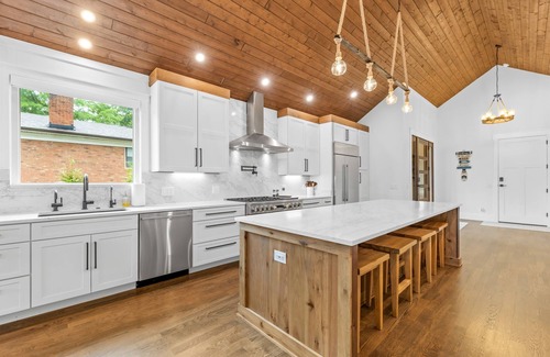 Westport House | NEW! Luxe Lakefront Retreat w/Hot Tub + Kayaks