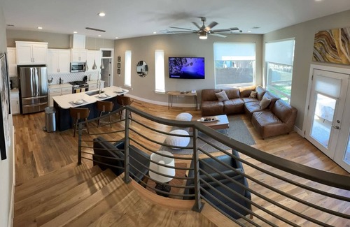 Chestnut House | New Luxe Poolside Stay Balcony Views Outdoor BBQ