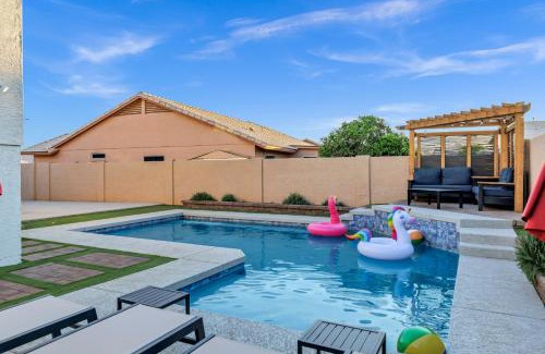 Peoria House | NEW! Luxe Vacation Retreat - heated pool, putting green