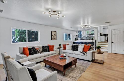 Peoria House | NEW! Luxe Vacation Retreat - heated pool, putting green