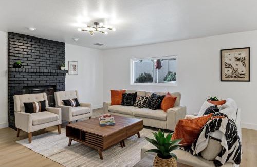 Peoria House | NEW! Luxe Vacation Retreat - heated pool, putting green