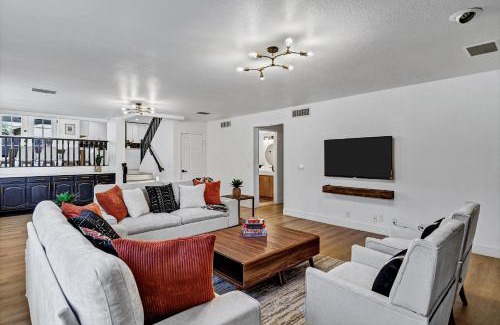 Peoria House | NEW! Luxe Vacation Retreat - heated pool, putting green