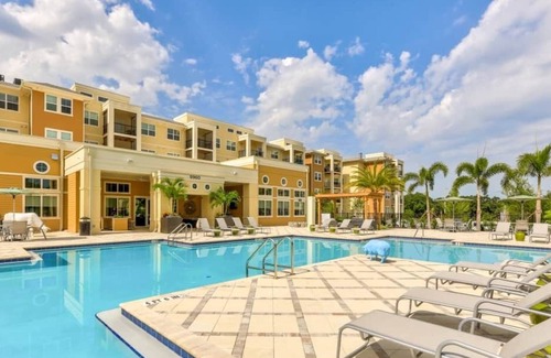 Riverview Apartment | NEW! Luxurious Lakeview Retreat King Size| 1BR/1BA